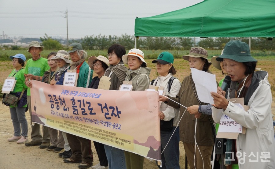 행사를 공동주최하는 19개 단체를 대표해 정진화 (사)평화마을짓자 이사장(맨오른쪽)이 선언문을 낭독했다.   
