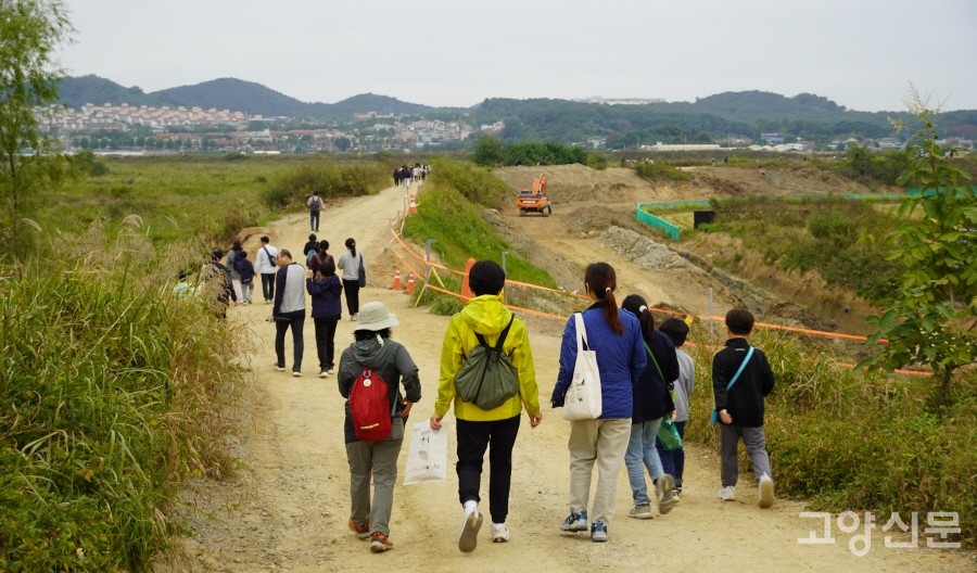 둑방길 왼쪽으로는 아름다운 공릉천 하구 습지가 펼쳐져있지만, 오른쪽으로는 하천정비공사로 파헤쳐진 풍경이 눈에 들어온다. 