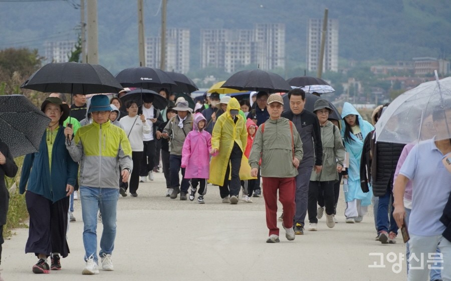 행사 중간 살짝 빗방울이 흩날리기도 했지만, 아랑곳없이 발걸음을 옮기는 참가자들. 