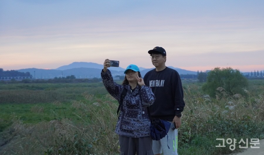 탁 트인 습지와 은은한 노을을 배경으로 멋진 사진을 남기는 참가자들. 