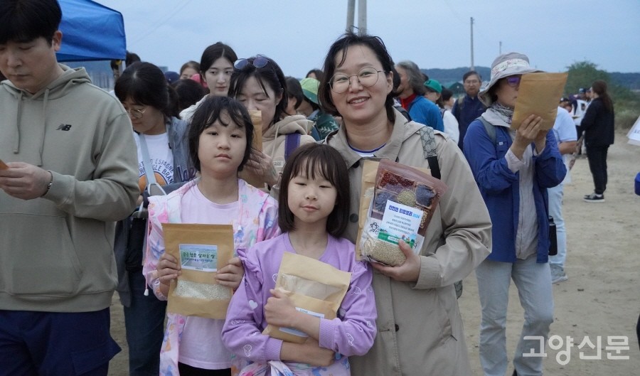 완주한 참가자들에게는 파주농부들이 농사지은 쌀이 선물로 전달됐다. 