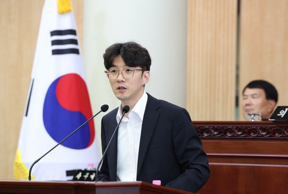 최성원 시의원은 4일 고양시에 C4부지를 킨텍스역 임시주차장으로 사용할 것을 제안했다. 아울러 준비 안 된 킨텍스역 환승센터와 버스정류장의 문제점을 지적했다.