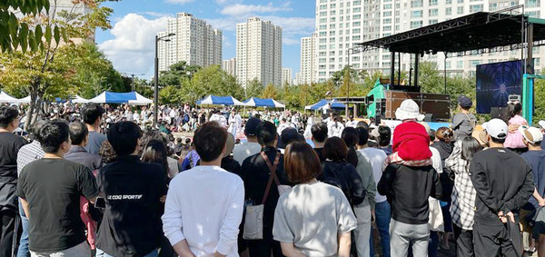 2024년 제10회 창릉동 용머리 축제에 참여한 시민들이 공연을 관람하고 있다.