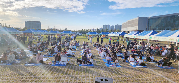 '책 읽는 가족 고양시민 북캠프'에서 도전골든벨을 하는 참가자들.