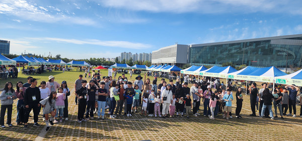 북캠프에서 공연을 관람하는 참가자들. 다양한 프로그램은 파란하늘처럼 가족들의 얼굴도 맑게 했다.