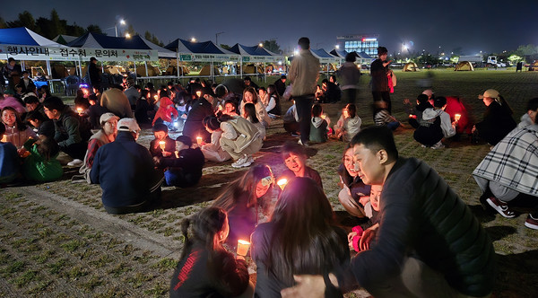 가족 소통프로그램을 하는 참가 가족들.