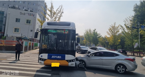 덕양구 화정 별빛마을 10단지 아파트 앞 화중로에서 한 승용차가 고양경찰서 진입을 위해 좌회전하던 중 반대편 3차로를 달리던 버스와 충돌했다. 