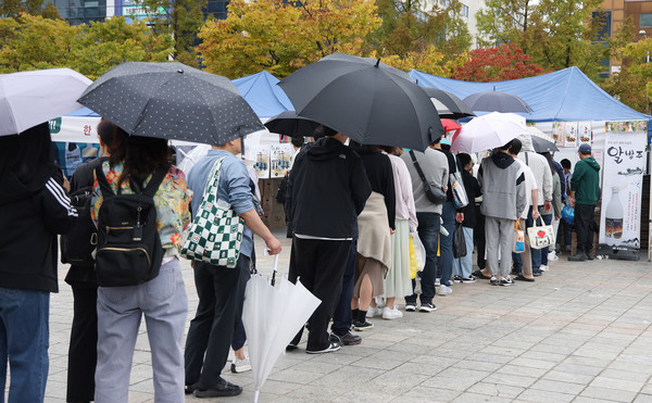 이튿날인 6일에는 비가 간간이 오긴 했지만 곳곳에 줄을 설 정도로 인파가 몰렸다.