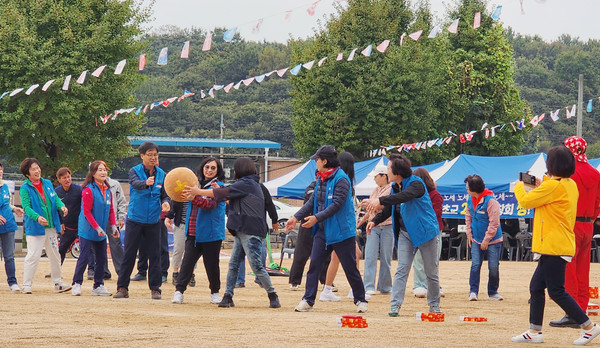 동문들이 즐겁게 체육대회를 즐기고 있다.