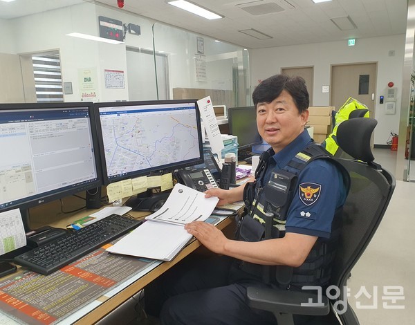 컴퓨터 앞에서 업무 관련 일지를 살펴보는 오정현 경감.