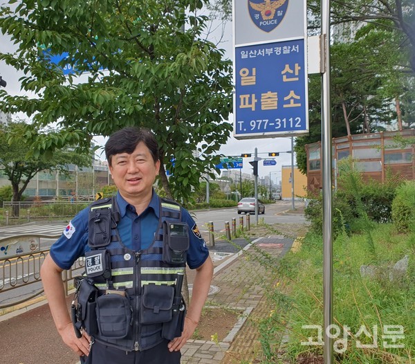 오정현 경감이 일산파출소 도로변에서 순찰자로 출동할 준비를 하고 있다.