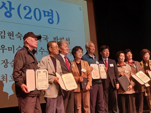 표창을 받은 어르신들이 기념촬영을 하고 있다.