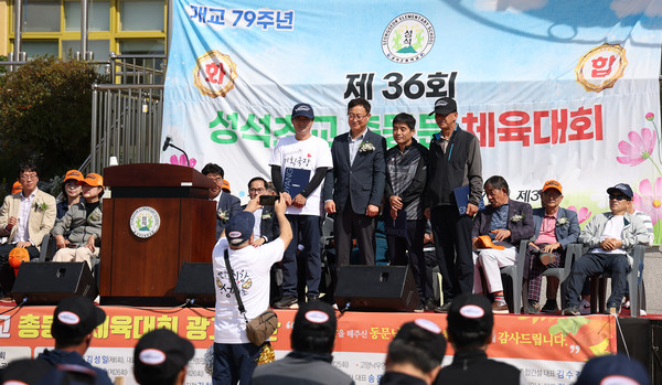 공로패를 받은 동문들.