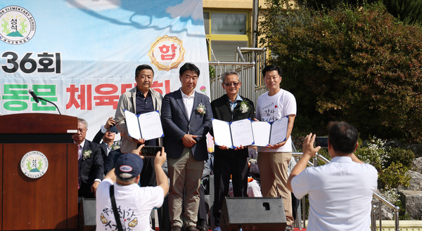 감사장을 전달받은 동문회원들.