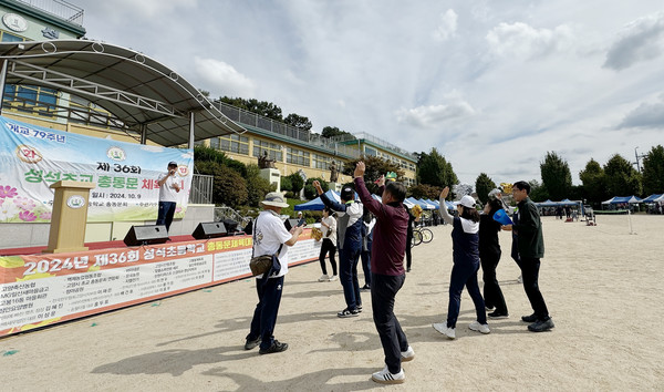 정순재 동문의 축하공연. 동문들이 함께 나와 환호를 하며 즐겁게 박수를 치고 있다.