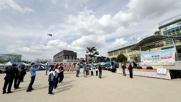 KBS 아침마당에 출연 중인 트로트 아이돌 이승율군의 공연을 동문들이 즐기고 있다.