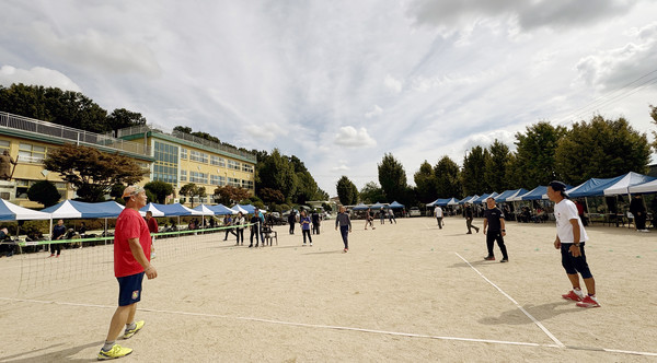 족구경기 중인 동문들.