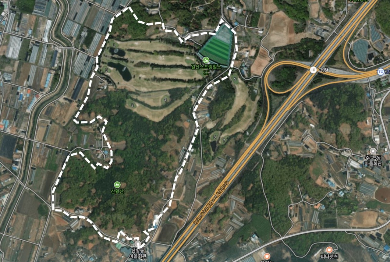 권용재 의원은 위의 위성 사진을  공개하며 "현재 골프장 사업자가 확장을 계획하고 있는 산황산은 '훼손된 부분'이 아님을 육안으로도 확인할 수 있다"고 말했다.