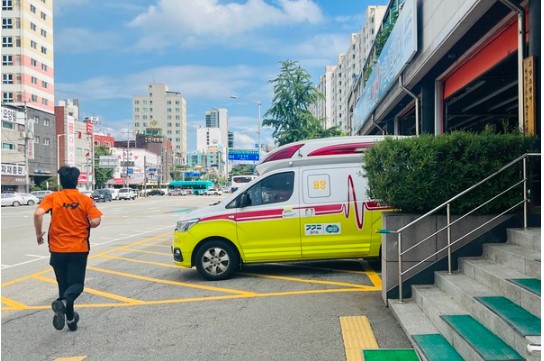 응급출동을 위해 뛰어가는 소방서 구조대