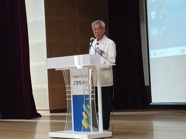   우상용 회장이 대회사를 하고 있다.