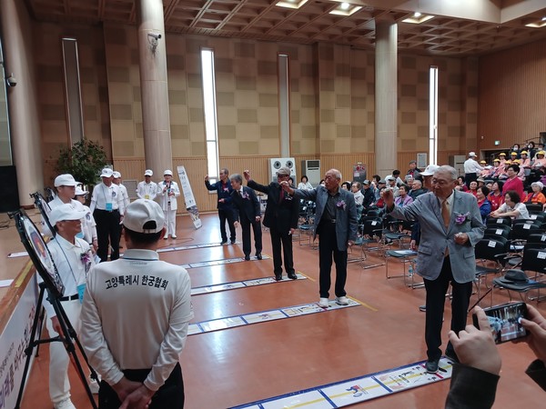  본 대회에 앞서 내빈들이 시투를 하고 있다.