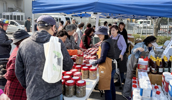 풍산동이 통장협의회 복지특화사업 기금 마련을 위한 젓갈 바자회를 개최했다.