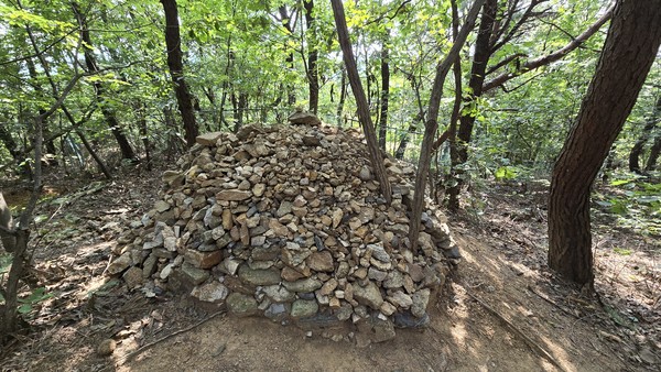 국사봉 정상 부근에 쌓인 돌더미. 국사봉은 국사당이 있는 산을 뜻한다.