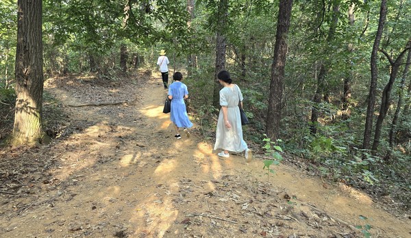 성라산과 지렁산은 낮고 완만해 치마를 입고 걷는 시민들도 자주 눈에 띈다. 