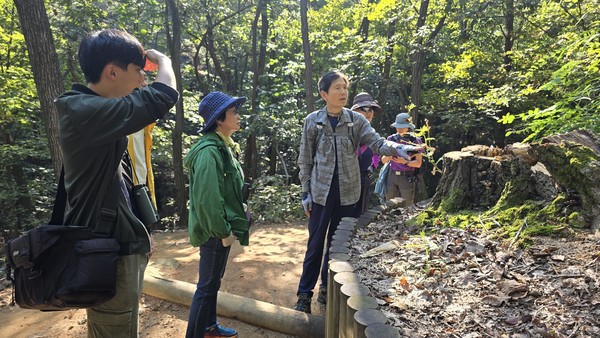 사진1. 고인돌사진2. 돌더미사진3. 울창한 참나무숲사진3-1 치마 입고 걷는 시민들사진4. 산초나무 줄기에 새똥 모양의 호랑나비 애벌레가 붙어있다.사진4-1 숲해설사진5. 여러갈래 탐방로사진6. 서울문산고속도로 소음사진7. 북한산 조망 한적한 논길사진8. 맨발걷기사진9. 칡때까치