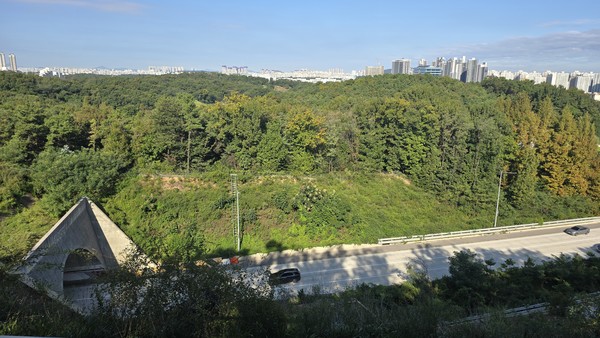 서울문산고속도로가 성라산 한복판을 관통하고 있다.