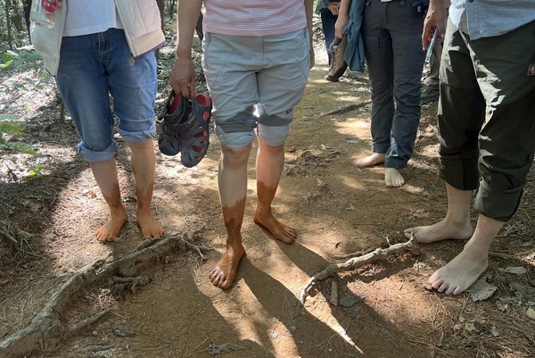 탐방객들이 지렁산에서 맨발걷기를 하고 있다.