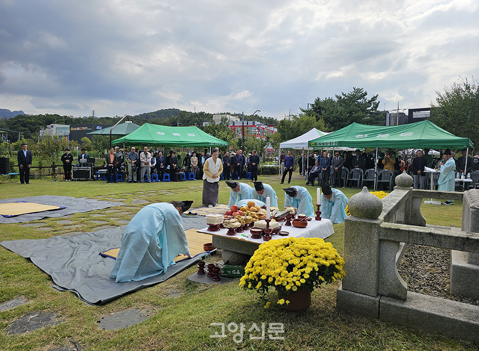 덕양구 동산동에 있는 고양밥할머니공원에서 10일 약 100여 명의 시민이 참석한 가운데 제21회 밥할머니 추향제가 열렸다.