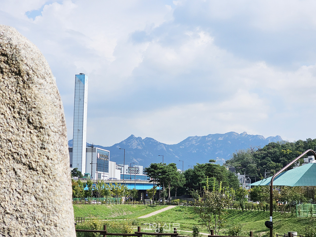 밥할머니 석상에서 바라본 북한산 전경. 밥할머니는 북한산 부근의 대부호 문씨 집안의 며느리였다. 조선 시대 임진왜란 당시 벽제관 전투에서 패배해 북한산으로 숨어든 우리 군사들을 위해 북한산 봉우리를 볏짚을 쌓아 마치 엄청난 군량미가 있는 것처럼 위장했다. 창릉천에는 쌀뜨물로 위장한 석회가루를 풀어 이를 마신 왜군의 복통과 설사를 유발해 기세를 꺾는 지혜를 발휘하므로써 왜군을 격퇴하는 데 일조했다는 이야기가 400년이 지난 오늘날까지 전해지고 있다. 밥할머니 석상은 1600년대 초반 그 북한산이 한눈에 보이는 곳인 고양시 덕양구 동산동 능모퉁이에 건립됐다.