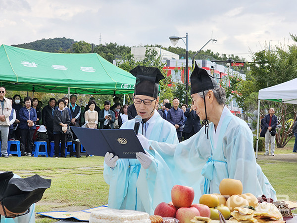 양정남 밥할머니보존위원회 관리위원(왼쪽)이 축문을 낭독하고 있다.