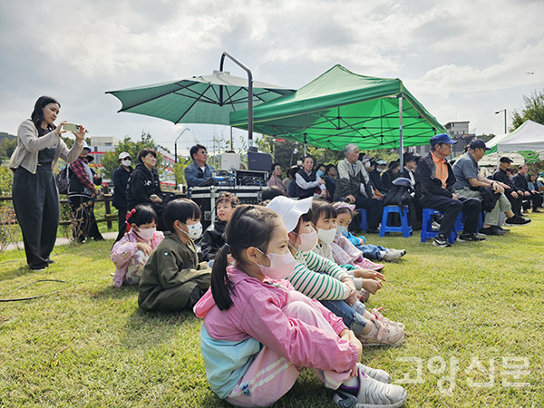 나들이 나왔던 자람동산어린이집 아이들이 신기한 눈으로 추향제를 지켜보고 있다. 