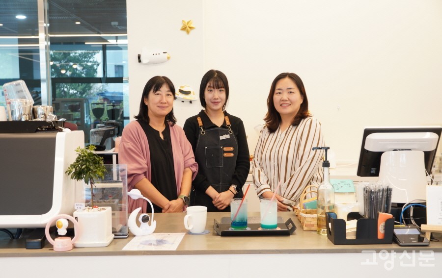 (사진 왼쪽부터)화전마관협 안희정 이사. 신해랑 카페 매니저, 노애리 사무국장.