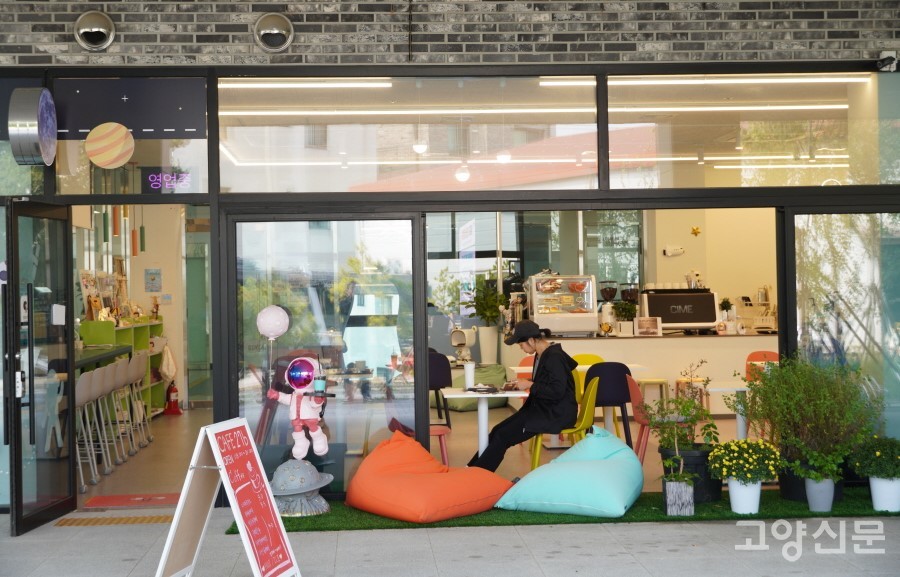 시원하게 개방된 카페 전면.