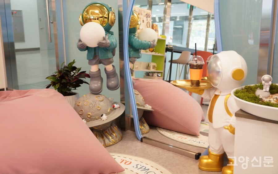 귀여운 우주인 캐릭터가 놓여 있는 포토존. 