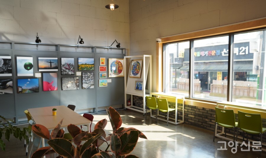 마을길을 오가는 이웃들을 볼 수 있는 통창. 