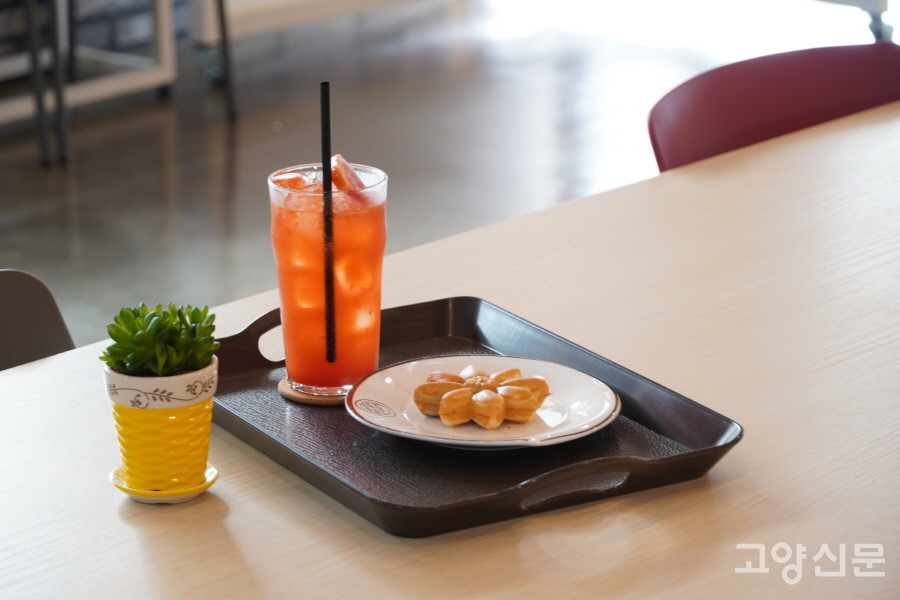 접시에 담긴 빵이 더높빛+의 시그니처 디저트인 으이리꽃빵이다. 