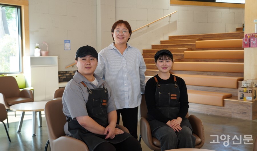 (사진 왼쪽부터)더높빛사회적협동조합 정주호 사무국장, 유미정 이사장, 정서현 카페 매니저. 