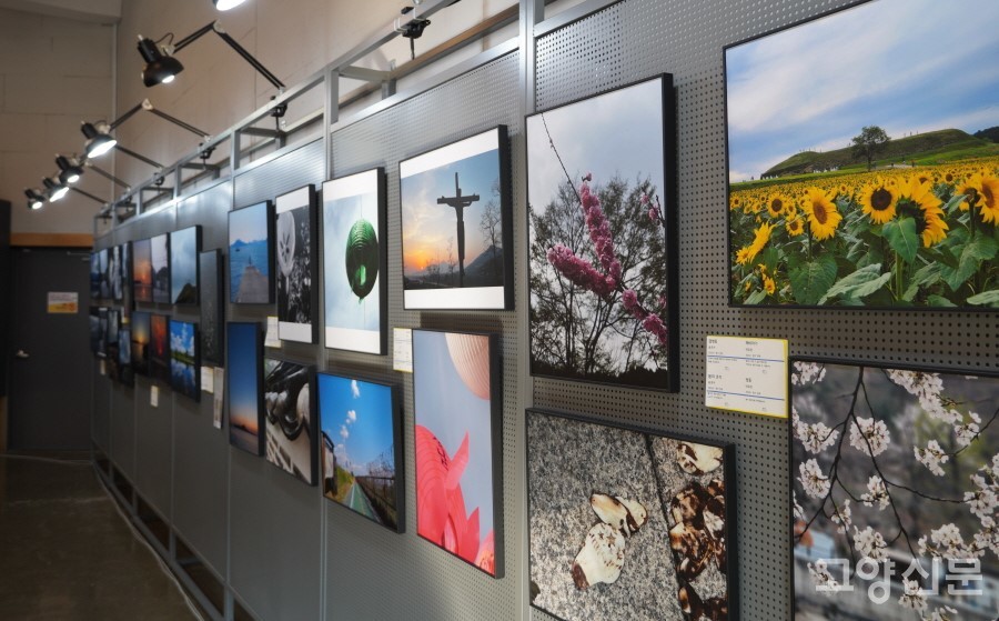 한쪽 벽면에 꾸민 갤러리. 개막전으로 애덕의집 사진동아리 회원들의 작품을 전시하고 있다.