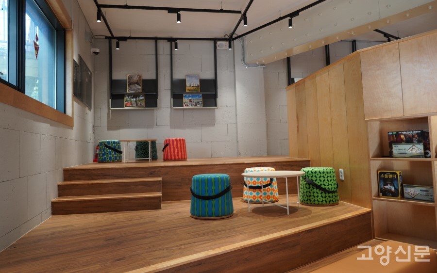 복층으로 올라가는 계단 끝에 만든 아늑한 공간.