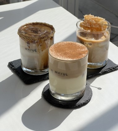 특별한 커피 메뉴인 솔티 너티크림라떼, 커스터드크림라떼, 허니비 플랫화이트.