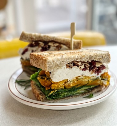 신선한 야채와 두유로 만든 리코타치즈가 들어간 샌드위치는 하루 16개 한정수량만 만날 수 있다. 