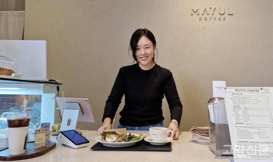 내 아이가 먹는 음식을 만드는 엄마의 마음으로 모든 메뉴를 매장에서 만드는 마율 카페 박지혜 대표. 마율이라는 매장 이름도 아이의 이름에서 따왔다.