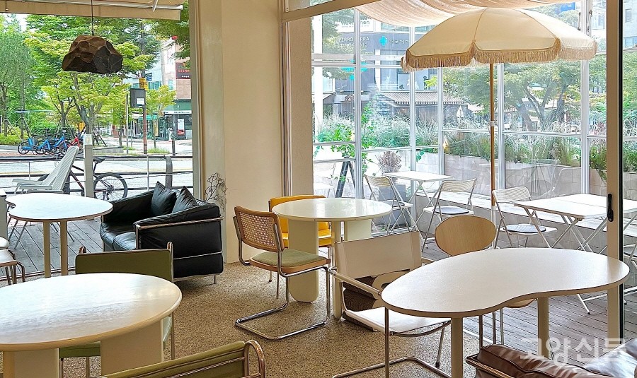 특색있고 감각적인 가구들로 채워진 '카페 마율'의 실내 모습. 