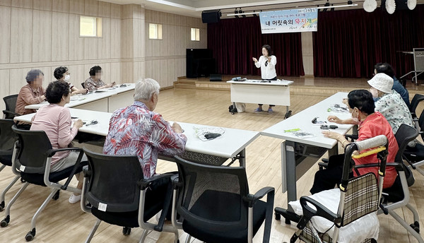  문촌9종합사회복지관이 하반기‘내 머릿속의 무지개’프로그램 진행 중이다.