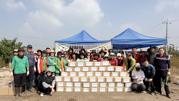 능곡동 주민자치회가 이웃 나눔을 실천하기 위한 ‘사랑의 고구마 수확’을 성황리에 마쳤다. 