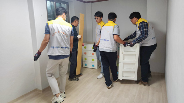 한국동서발전(주) 일산발전본부가 지역의 저소득 다자녀 가구에 '신박한 에너지 정리 23호'사업을 하고 있다. [사진제공=한국동서발전]